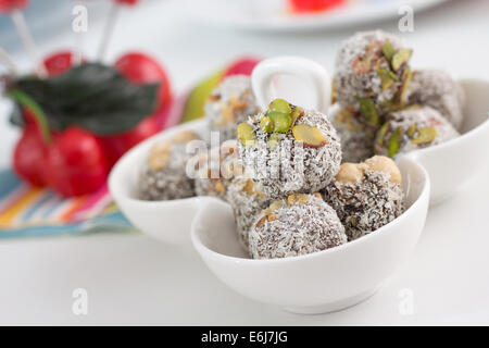 Spezielle türkische Feigen Dessert gekrönt mit Kokos Pulver, Nüssen und Pistazien. Stockfoto