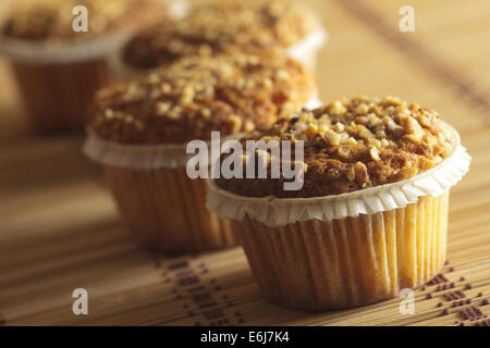 Muffins mit Boden Haselnüssen garniert mit Tee serviert. Stockfoto