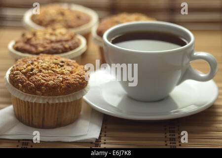 Muffins mit Boden Haselnüssen garniert mit Tee serviert. Stockfoto