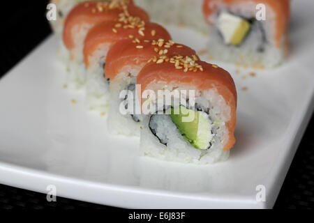 Sushi-Rollen auf einem weißen Teller. Stockfoto