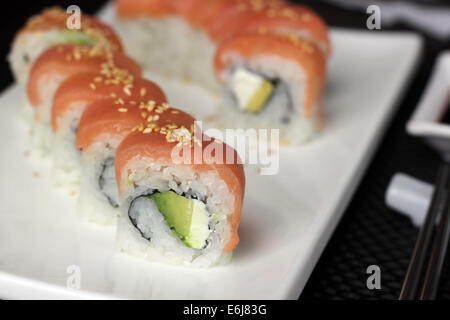 Sushi-Rollen auf einem weißen Teller. Stockfoto