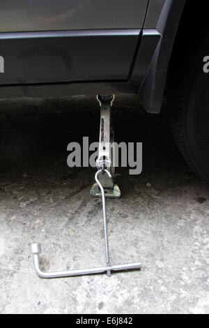 Ändern einen Platten Reifen (Reifen) auf einem kleinen SUV. Stockfoto