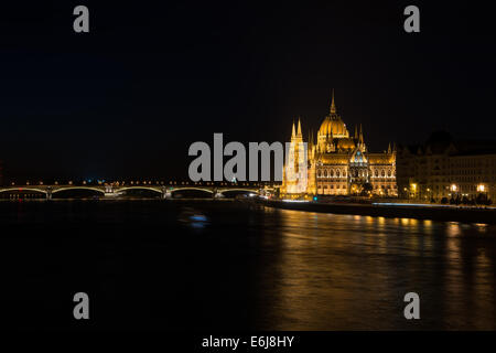 Blick auf den nächtlichen Fluss des Parlamentsgebäudes in Budapest Ungarn Stockfoto