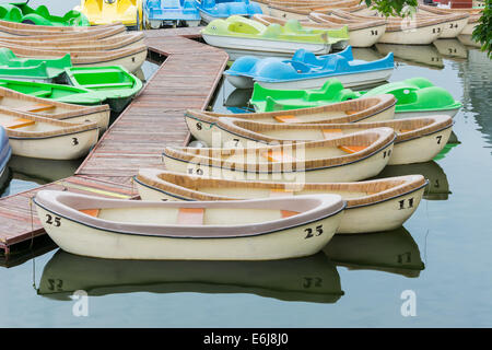 Genuss-Ruderboote und Tretboote gefesselt auf einem See Stockfoto