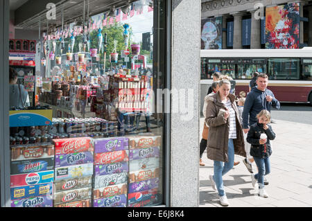 Familie zu Fuß hinter dem Eingang zur American Candy World auf Princes Street, Edinburgh Stockfoto