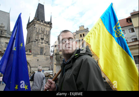 Prag, Tschechische Republik. 24. August 2014. Menschen gehen in einer Prozession durch die Straßen des Stadtzentrums, des 23. Jahrestages der Unabhängigkeit der Ukraine in Prag, Tschechische Republik, am Sonntag, 24. August 2014 zu feiern. Bildnachweis: Michal Kamaryt/CTK Foto/Alamy Live-Nachrichten Stockfoto