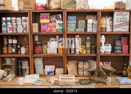 1940er Jahre Replik Lebensmittelhändler Shop mit Paketen von Lebensmittel und Haushaltsartikel in den Regalen am historischen militärischen Reenactment zeigen. UK Stockfoto