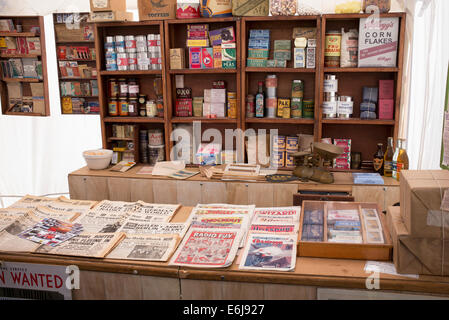 1940er Jahre Replik Lebensmittelhändler Shop mit Paketen von Lebensmittel und Haushaltsartikel in den Regalen am historischen militärischen Reenactment zeigen. UK Stockfoto