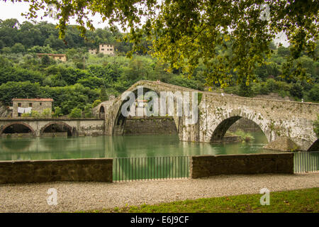 "Ponte della Maddalena" Brücke aka Ponte del Diavolo (Devils Bridge) in Borgo a Mozzano über den Fluss Serchio in der Provinz Lucca in der Toskana, Italien Stockfoto