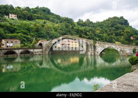 "Ponte della Maddalena" Brücke aka Ponte del Diavolo (Devils Bridge) in Borgo a Mozzano über den Fluss Serchio in der Provinz Lucca in der Toskana, Italien Stockfoto