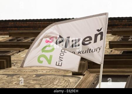 Flagge mit Logo der Kulturhauptstadt 2015 Pilsen winken am Rathaus, 19.05.2014 Stockfoto