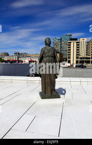 Eine Statue von Kirsten Flagstad vor dem Opernhaus. Sie war eine exzellente Opernsänger (Tenor) und der erste Direktor der norwegischen Oper. Das neue Opernhaus in Oslo wurde 2008 eröffnet und ist das größte norwegische Kulturprojekt. Foto: Klaus Nowottnick Datum: Stockfoto