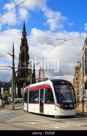 Neue Edinburgh Tram in Princes Street, Edinburgh mit Scott Monument und das Riesenrad im Hintergrund Stockfoto