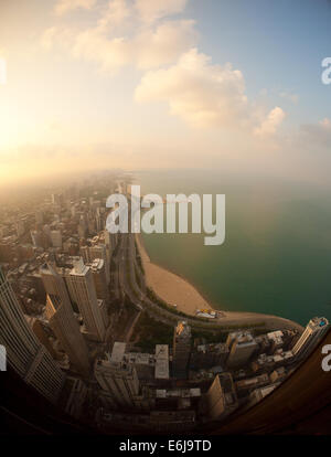 Eine Luftaufnahme des Lake Shore Drive, der Gold Coast, Lake Michigan, Oak Street Beach und North Avenue Beach. Chicago, Illinois. Stockfoto