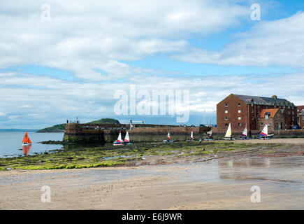 Yachten / Jollen Wiedereinstieg in den Hafen nach einem Rennen in North Berwick, East Lothian, Schottland. Stockfoto