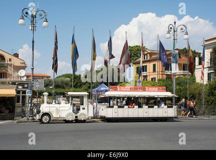 Sightseeing-Bus für Touristen in Sorrent, auszusehen wie ein kleiner Zug entwickelt. Stockfoto