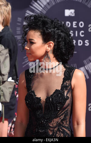 Inglewood, Kalifornien, USA. 24. August 2014. US-Schauspielerin und Sängerin Alexandra Shipp kommt auf dem roten Teppich für den 31. MTV Video Music Awards im The Forum in Inglewood, Kalifornien, USA, 24. August 2014. Foto: Hubert Boesl/Dpa/Alamy Live News Stockfoto