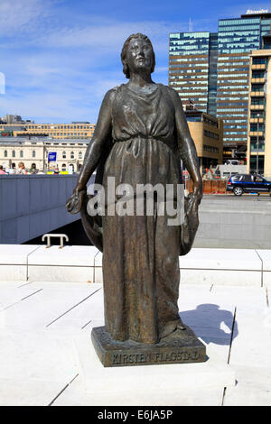 Eine Statue von Kirsten Flagstad vor dem Opernhaus. Sie war eine exzellente Opernsänger (Tenor) und der erste Direktor der norwegischen Oper. Das neue Opernhaus in Oslo wurde 2008 eröffnet und ist das größte norwegische Kulturprojekt. Foto: Klaus Nowottnick Datum: Stockfoto