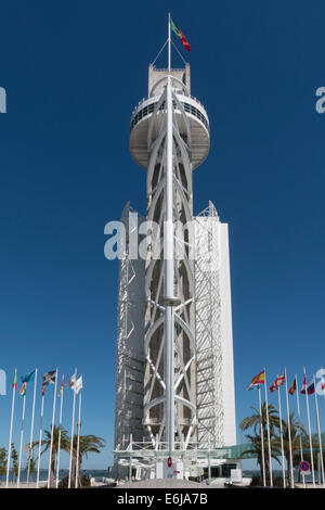 Lissabon, Portugal - 7. August 2014: Vasco da Gama Tower, das neue Hotel unzählige und die Vasco da Gama Bridge im Park der Nationen (Parque Das Nacoes) Stockfoto