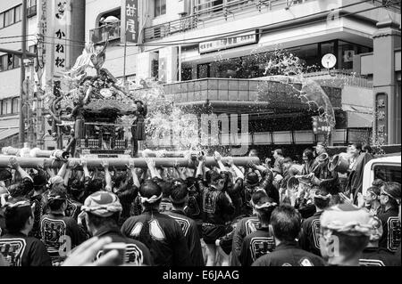 Fukagawa Hachiman Matsuri (Fukagawa Hachiman Festival) im August in Tokio. Stockfoto