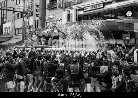 Fukagawa Hachiman Matsuri (Fukagawa Hachiman Festival) im August in Tokio. Stockfoto