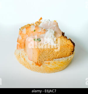 Typische spanische Fisch pie Pincho (Basque Country-Stil) in weißen Teller. Stockfoto