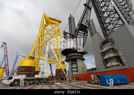 Die Swire Blue Ocean Jack Up-Schiff in Aalborg Osthafen laden eine Saug-Eimer-Jacke. Stockfoto