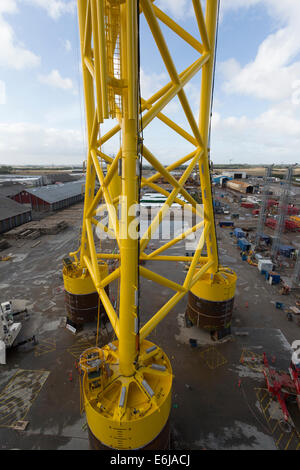 Die Swire Blue Ocean Jack Up-Schiff in Aalborg Osthafen laden eine Saug-Eimer-Jacke. Stockfoto