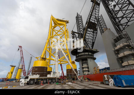 Die Swire Blue Ocean Jack Up-Schiff in Aalborg Osthafen laden eine Saug-Eimer-Jacke. Stockfoto