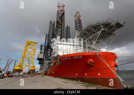 Die Swire Blue Ocean Jack Up-Schiff in Aalborg Osthafen laden eine Saug-Eimer-Jacke. Stockfoto