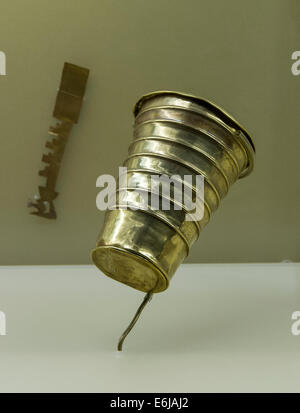 Präkolumbianischer Schmuck Lambayeque/Sicán Kultur 700 AC-1375 AC Perú. Museum der Banco Central de Reserva del Perú. Stockfoto