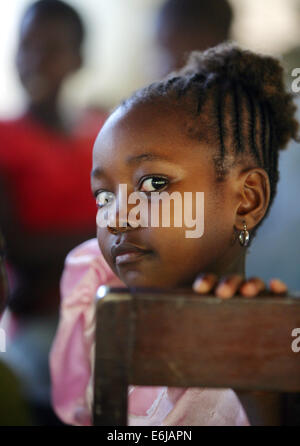 fünf Jahre altes Mädchen in eine Vorschule in Mombasa, Kenia Stockfoto