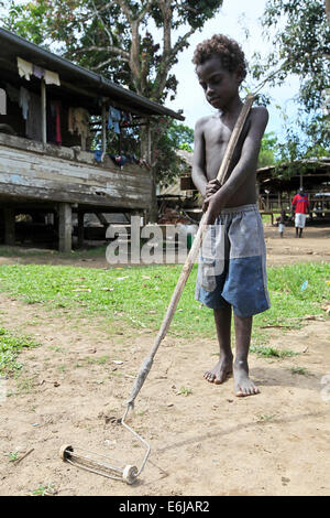 Junge spielt mit seinen hausgemachten Spielzeug in einem Dorf auf Bougainville Insel, Papua-Neu-Guinea Stockfoto