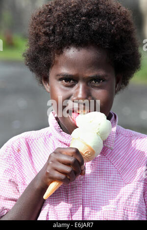 Mädchen lecken auf einem Kegel von Eis, Bougainville Insel, Papua-Neu-Guinea Stockfoto