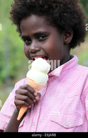 Mädchen lecken auf einem Kegel von Eis, Bougainville Insel, Papua-Neu-Guinea Stockfoto