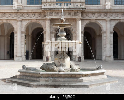 Brunnen im Vordergrund-Hof des Palazzo Barberini, Rom, Italien Stockfoto