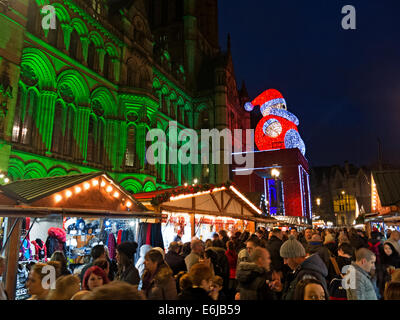 Dezember Weihnachtsmarkt in Manchester UK, mit aufblasbarem Weihnachtsmann bei Nacht Stockfoto