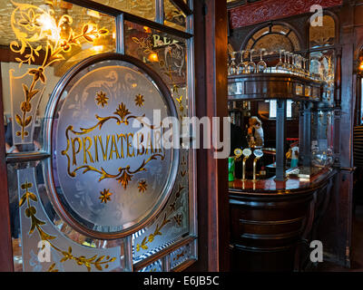 Private Bar im traditionellen Londoner Pub, Red Lion Jermyn St Mayfair (ab Piccadilly) England UK Stockfoto