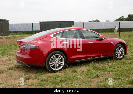 Tesla Roadster Premium super Elektroauto geparkt außerhalb Dünnschicht Belectric Solarpark Willersley North Cotswolds UK Stockfoto