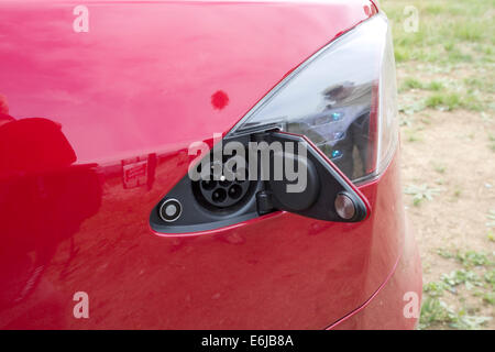 Ladebuchse versteckt hinter roten Reflektor auf Rückseite des auf super Elektroauto Tesla Roadster Premium Stockfoto