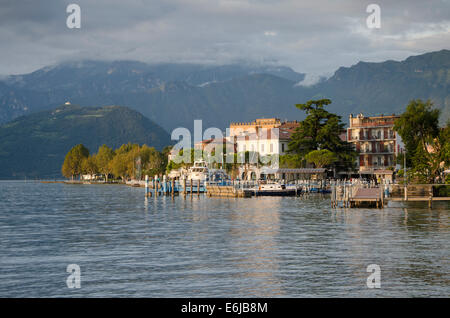 Iseo-See Italien. Lago d'Iseo oder Sebino mit dem italienischen Dorf Iseo. Lombardei. Norditalien. Stockfoto