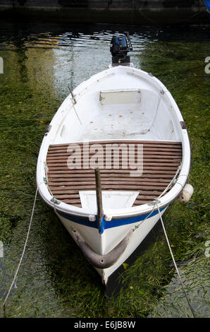 Alte traditionelle Ruderboot im Hafen von Iseo, Italien. Stockfoto