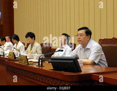 Peking, China. 25. August 2014. Zhang Dejiang (1. R), Vorsitzender des ständigen Ausschusses des nationalen Kongress (NPC) ist, führt den Vorsitz in der 10. Sitzung des 12. NPC ständigen Ausschusses in Peking, China, 25. August 2014. Bildnachweis: Liu Weibing/Xinhua/Alamy Live-Nachrichten Stockfoto