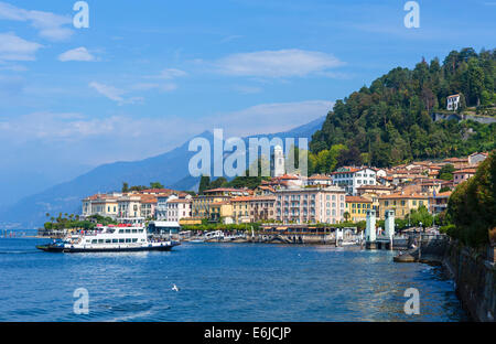 Autofähre nähert sich das Dock in Bellagio, Comer See, Italienische Seen, Lombardei, Italien Stockfoto