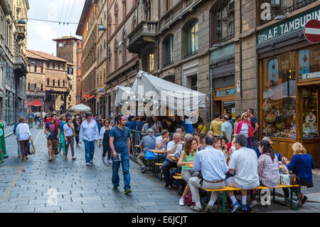 Geschäfte und Café auf über Caprarie in der historischen Quadrilatero Marktviertel, Bologna, Emilia Romagna, Italien Stockfoto