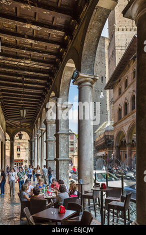 Cafe in einem Portikus in Piazza della Mercanzia mit Due Torri sichtbar hinter, Bologna, Emilia Romagna, Italien Stockfoto