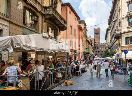 Straßencafé auf über Caprarie in Quadrilatero Altstadt, mit Blick auf den Palazzo Re Enzo, Bologna, Emilia Romagna, Italien Stockfoto