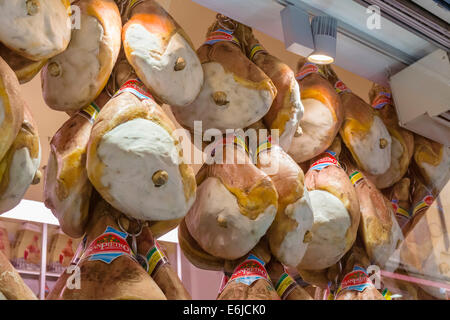 Gesamte Parma Schinken hängen in einer Stadt Zentrum Shop, Bologna, Emilia Romagna, Italien Stockfoto