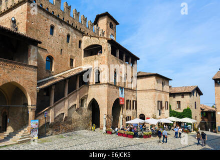 Der Palazzo del Podestà auf dem Hauptplatz der mittelalterlichen Stadt Castell'Arquato in Piacenza, Emilia Romagna, Italien Stockfoto