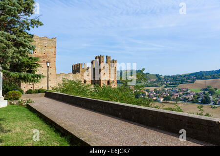 Blick auf Rocca Viscontea und Umgebung von Mauern der mittelalterlichen Stadt von Castell'Arquato, Piacenza, Emilia Romagna, Italien Stockfoto